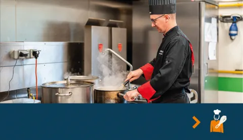 Chef cuisinier en train de préparer à manger